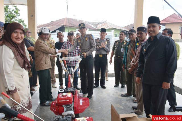 Hendri Arnis Serahkan Bantuan Pendukung Kawasan Pengembangan Cabai