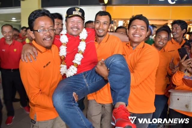 Ribuan Warga Lubukbasung Menanti Piala Adipura, Bupati Digendong Pasukan Orange