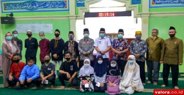 Masjid Al Quwait dan Alumni SMA 1 Padang Berbagi di Akhir Tahun