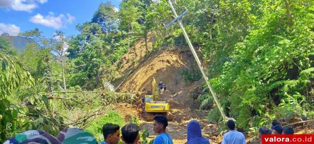 Material Longsor Timbun Jalan di 10 Titik, Ribuan Warga Pinti Kayu Terisolasi