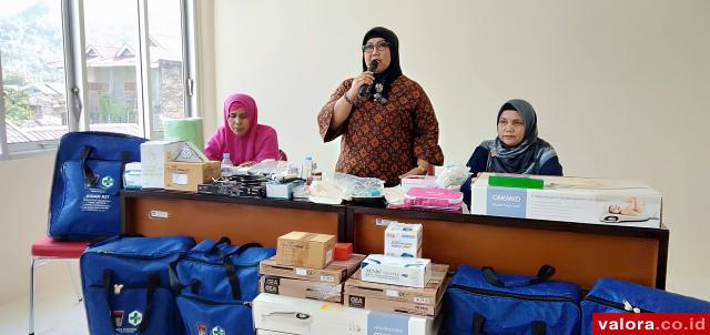 Elly Thrisyanti Salurkan Lima Paket Bidan Kit