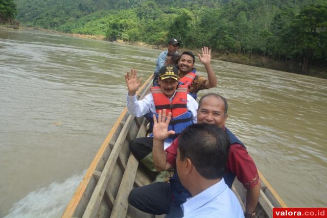 Pejabat Kemensos Kunjungi dan Bantu Korban Banjir Solsel