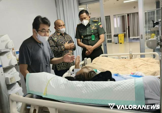 Sekda Sumbar Bezuk Azwar Anas di RSPAD Gatot Subroto