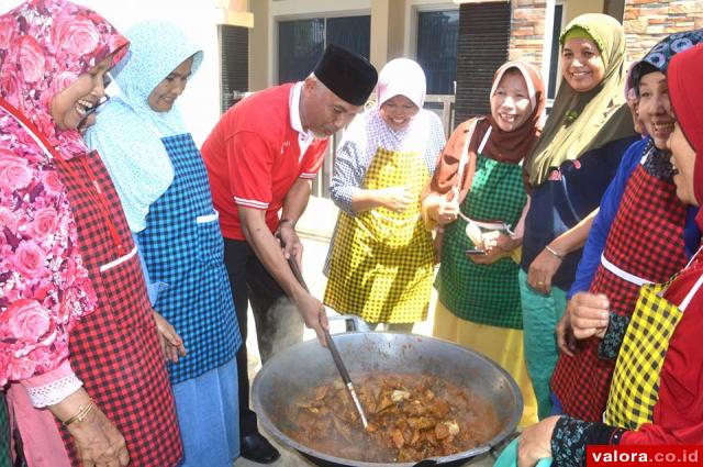 Mahyeldi Ikut Memasak Rendang dari Daging Qurban di Wisma Indah Siteba