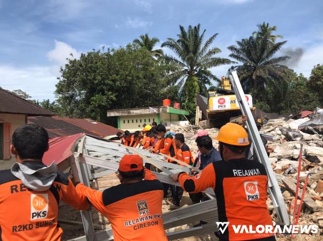 PKS Pasbar Bersihkan Puing Masjid Raya Kajai, Ramadhan Ditargetkan Bisa Terpakai Lagi