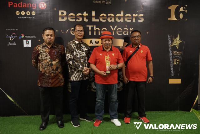 Terima penghargaan Best Leaders of the Year, Bupati Agam Kenakan Outfit Merah Putih