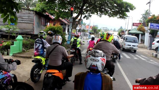 Polres Tanahdatar Telusuri Calon Penerima Sembako Pakai Motor Trail