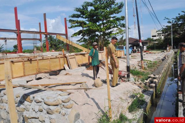 Camat Padang Utara Hentikan Pembangunan Sebuah Gedung di Belanti