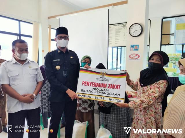 Erman Safar Serahkan Bantuan Beras untuk 3 Kelurahan