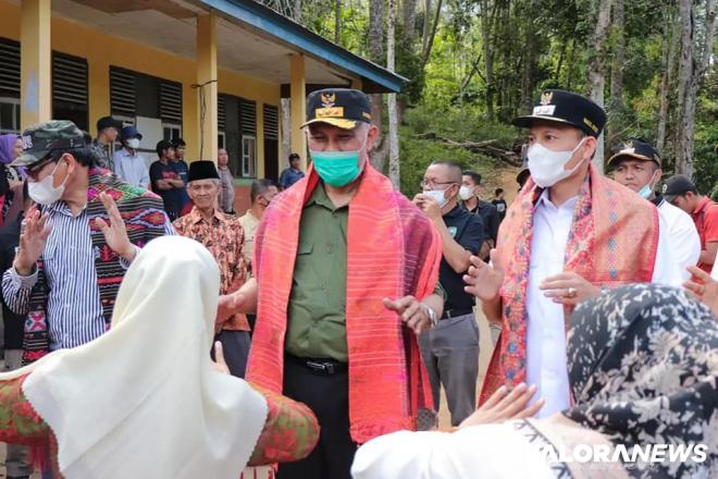 Gubernur Sumatera Barat, Mahyeldi disambut tari selamat...