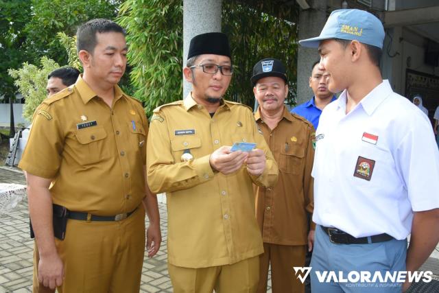 Hendri Septa Bagikan e-KTP di SMAN 1 Padang