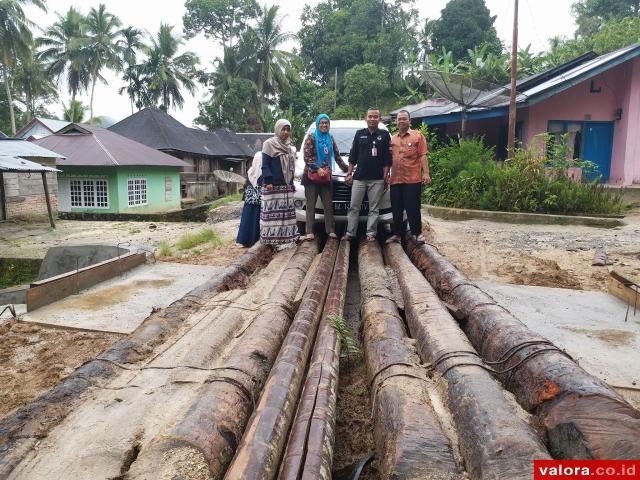 Tim V KPU Agam Seberangi Jembatan Darurat Tunaikan Verifikasi Parpol