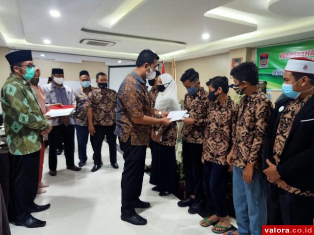 Wakil Ketua DPRD Padang Serahkan Bonus pada Kafilah Berprestasi