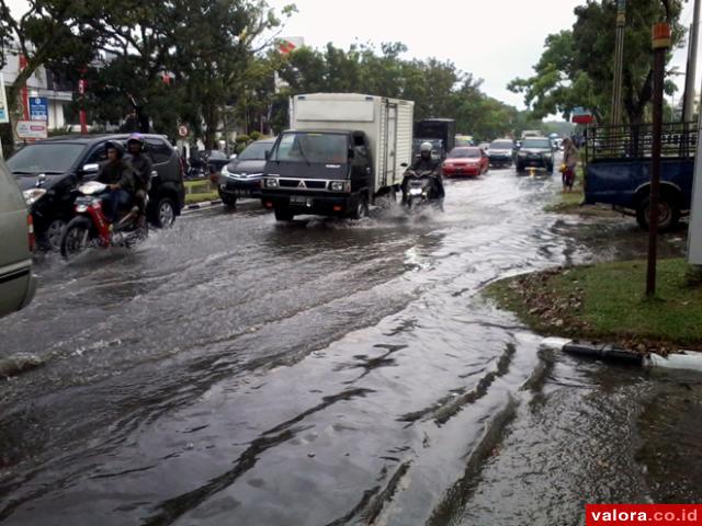 Tiga Titik Genangan di Khatib Sulaiman Picu Macet