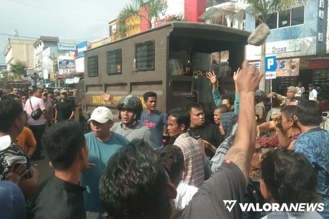 Satpol PP Padang Dilempari Batu Saat Tertibkan PKL Jl Permindo, 3 Terluka