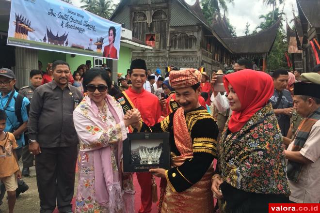 Anita CT Takjub dengan Keindahan Arsitektur Rumah Gadang Solsel