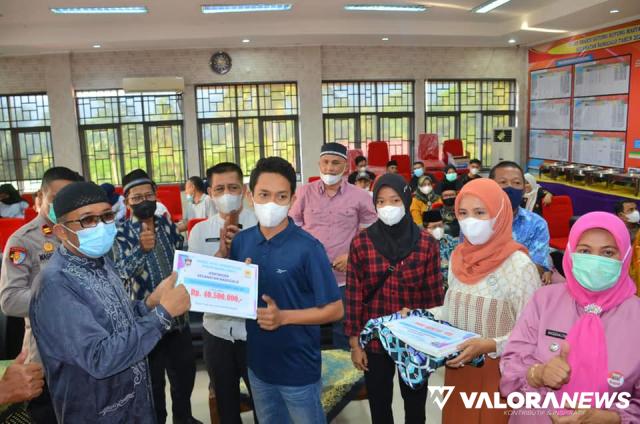Hendri Septa Serahkan Bonus Porkota ke Atlet Kecamatan Nanggalo