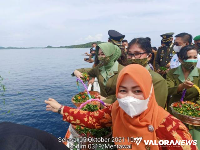 Tabur Bunga ke Laut Warnai HUT TNI di Kodim Mentawai