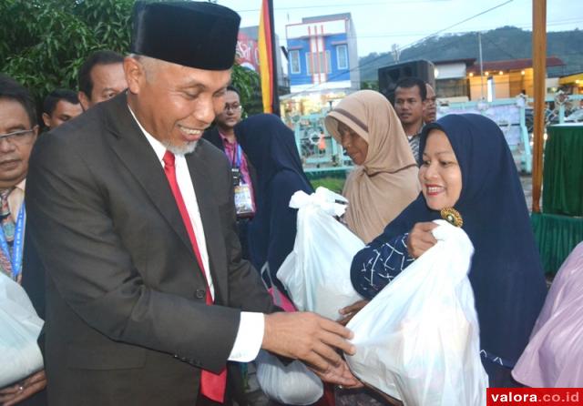 Mahyeldi Bagikan 1000 Paket Sembako dari MBCC