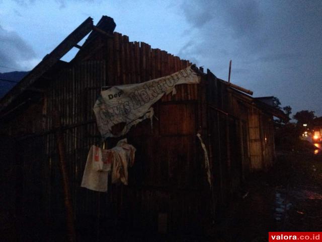 Atap Tiga Rumah di Batagak Diterjang Angin Kencang