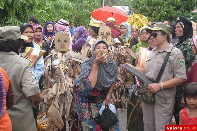 Tradisi Parang Pisang, Upaya Mencegah Kawin dengan Kembaran ala Kenagarian Ampalu