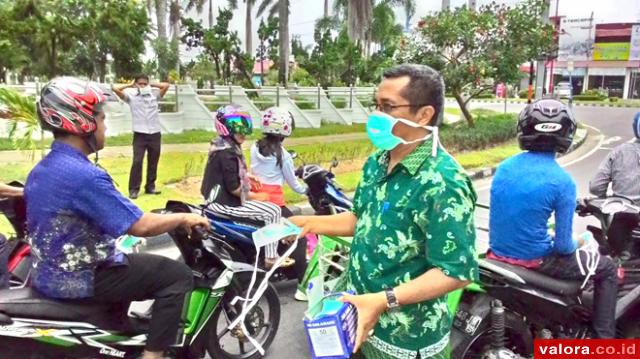 Dibungkus Kabut Asap, Pemko Padang Bagikan Masker