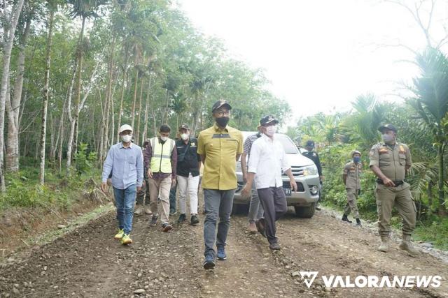 Khairunas Tinjau Pengerjaan Jalan Lingkar Abai