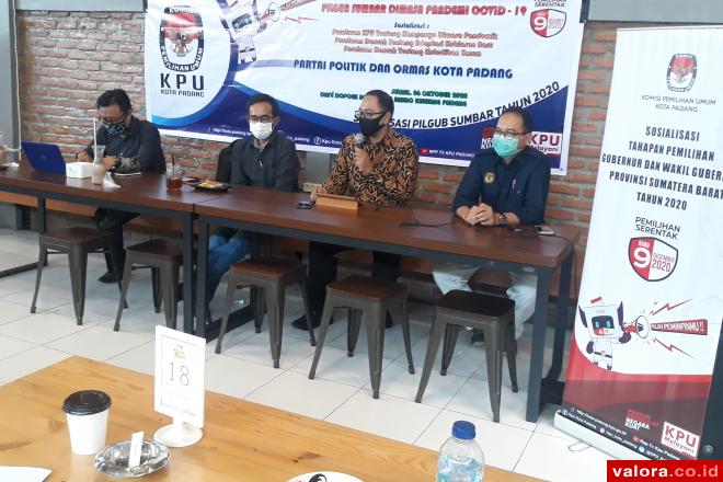 KPU Padang Diminta Tak Permisif dengan Protokol Kesehatan: Bawaslu Padang Turunkan APK...