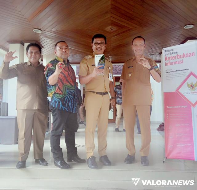 KI Sumbar Anugerahi Bupati Solok Selatan Tokoh Keterbukaan Informasi Publik