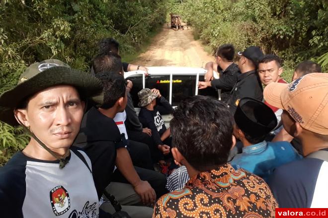 KPU Sijunjung Terobos Hutan demi Validkan Data Warga Transmigrasi