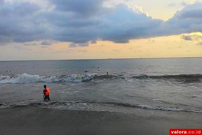 Dua Warga Digulung Ombak Pantai Padang, Satu Selamat