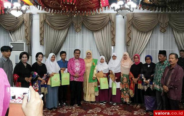 Dua Santriwati Diniyyah Puteri Juara Lomba Cerpen