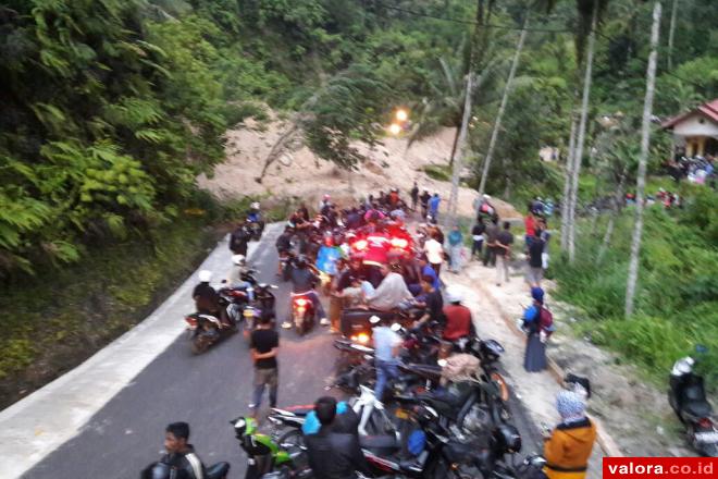 Jalan Lintas Sumatera Tertutup Longsor di Palupuah