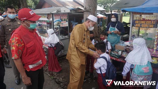 Bupati Pasaman Barat Bagikan 55 Ribu Masker ke Pelajar SD dan SMP