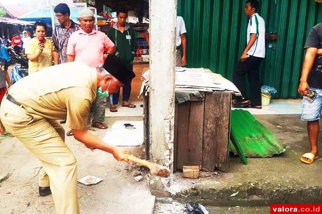 Mahyeldi Bongkar Tujuh Tenda PKL di Trotoar Pasar Alai