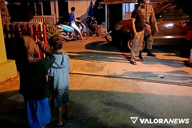 Dua Anak Peminta-minta Berikut Orang Tua Diamankan Satpol PP dari SPBU Jati