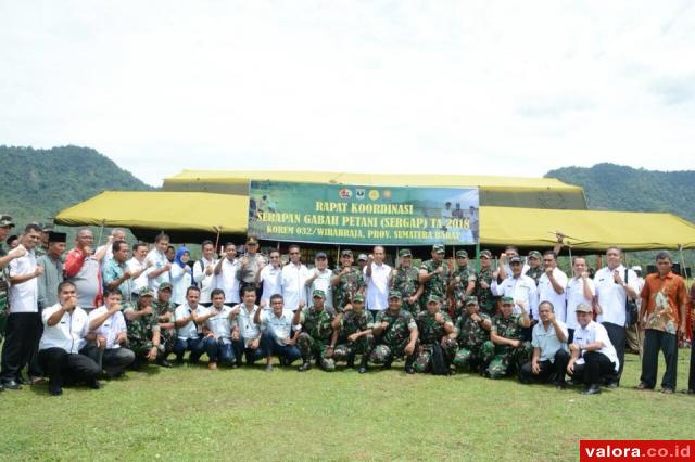 Danrem Wirabraja Hadiri Panen Perdana di Kampung Pinang