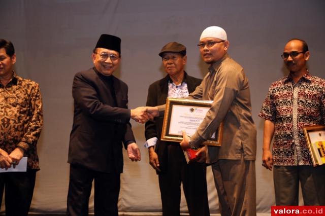 Ampera Salim Dianugerahi Penjaga Bahasa Minang