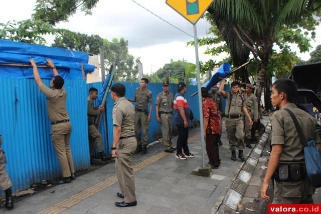 Satpol PP Padang Amankan Tenda, Meja dan Lapak PKL di Trotoar