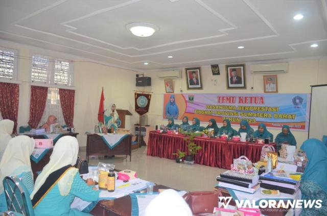 Yenni Andri Warman Apresiasi Kekompakan Dasawisma Bawang Merah Nagari Padang Tarok