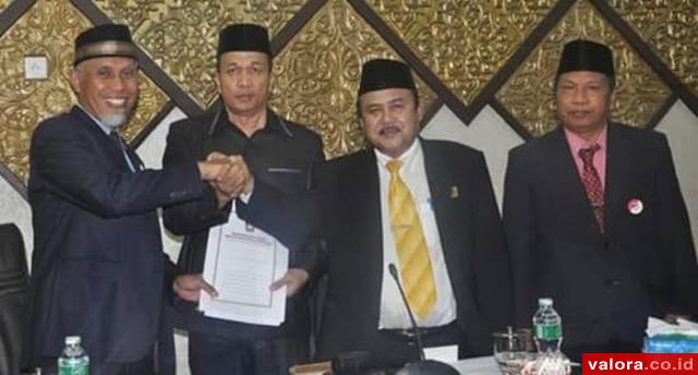 Mahyeldi Serahkan LKPJ Wali Kota Padang 2018 dan AMJ