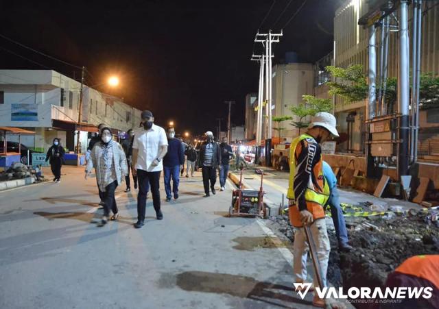 Fadly Amran Pantau Pembuatan Pedestrian di Pasar Pusat Padang Panjang