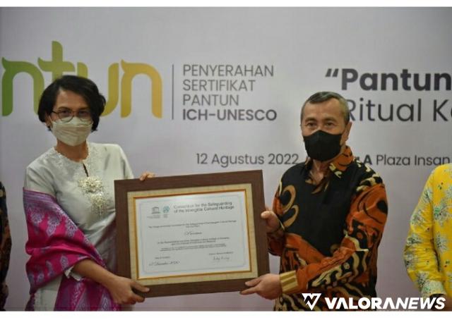 Gubernur Riau Terima Sertifikat Pantun dari UNESCO