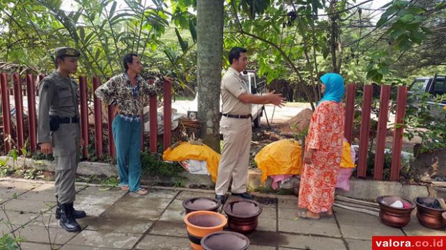 Bekas Lapak PKL Taplau Dibersihkan