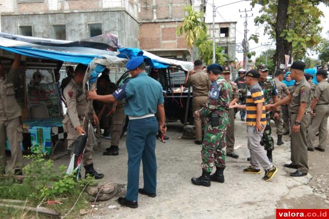 Satpol PP Bantu Bongkar 4 Lapak PKL di Parak Gadang