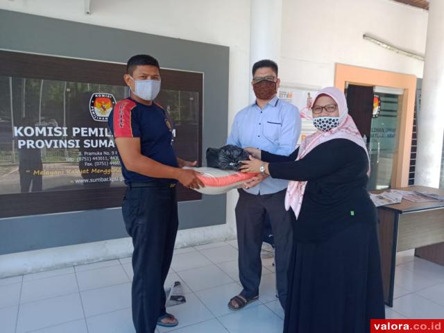 Tenaga Pendukung KPU Sumbar Terima Donasi Paket Sembako