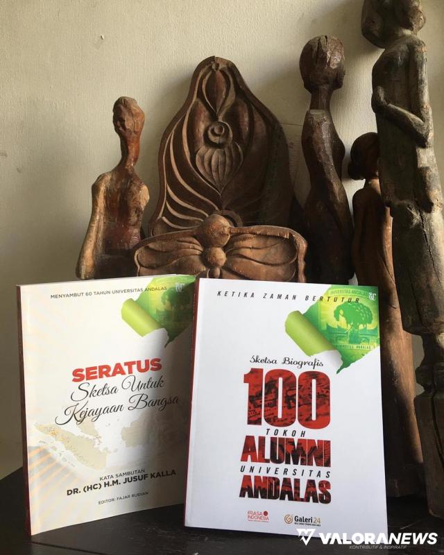 Sketsa Biografis 100 Tokoh Alumni Universitas Andalas: Fajar Rusvan Serahkan Dummy Buku...