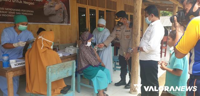 Kadinkes Mentawai Tinjau Vaksinasi Presisi di SMAN Plus Setia dan Ponpes Hidayatullah