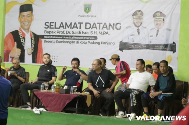 Fadly-Asrul Tantang Prof Saldi-Mardiansyah di Lapangan Badminton