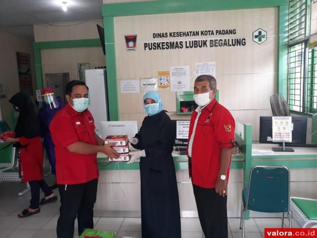 PDIP Sumbar Donasikan 900 Set APD dan 3.900 Masker Medis untuk Puskesmas di Padang